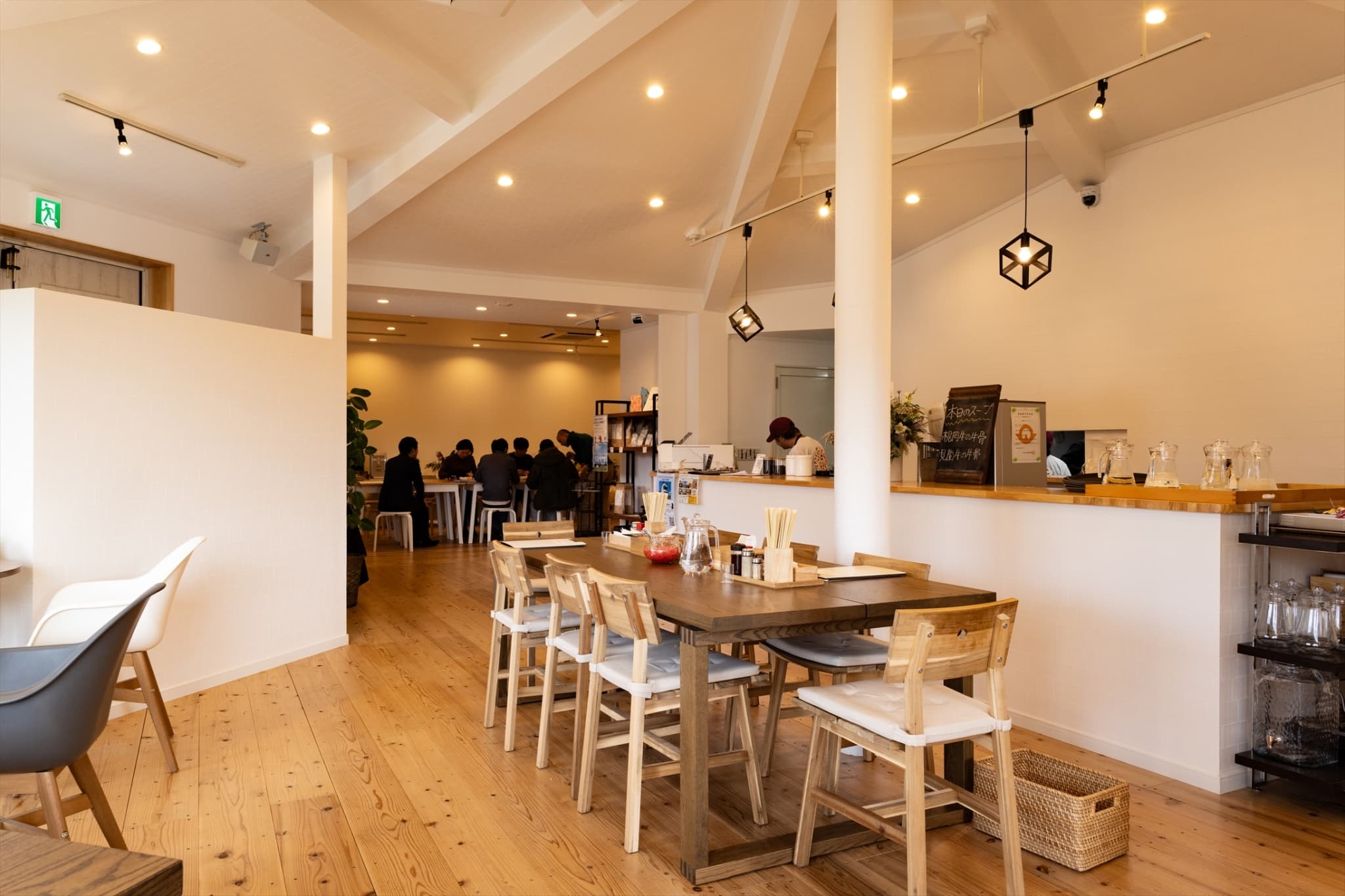 店内ダイニングの全景（テーブル席とカウンター）